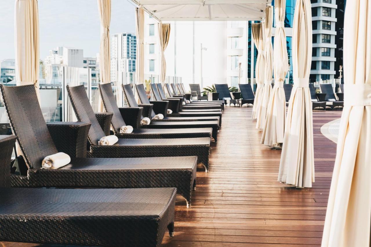 Sofitel Gold Coast Broadbeach Exterior foto The pool deck at the 39th floor